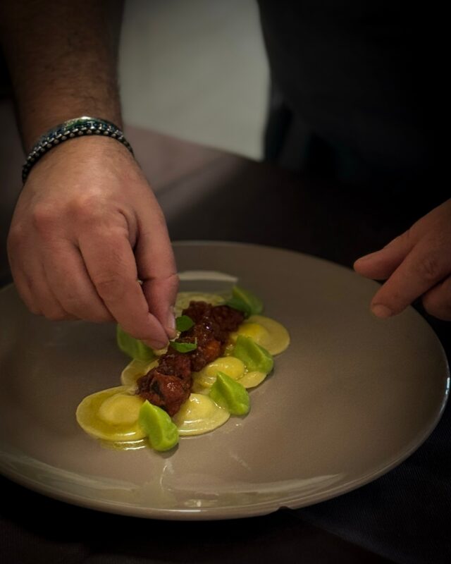 L’arte in un piatto!😁

Prenota un tavolo👇🏻
📞 +39 0831 091570 
✅ 𝗪𝗵𝗮𝘁𝘀𝗮𝗽𝗽 +39 351 896 9650

𝗟𝗘 𝗠𝗔𝗖𝗜𝗡𝗘 𝗋𝗂𝗌𝗍𝗈𝗋𝖺𝗇𝗍𝖾
📍c/o MASSERIA ANTOGLIA
Strada Masseria Antoglia, 29 - Villa Castelli (Br)
🌐 www.masseriantoglia.it
𝑺𝒊𝒂𝒎𝒐 𝒂𝒑𝒆𝒓𝒕𝒊 𝒂 𝒄𝒆𝒏𝒂 𝒅𝒂𝒍 𝒎𝒆𝒓𝒄𝒐𝒍𝒆𝒅ì 𝒂𝒍 𝒔𝒂𝒃𝒂𝒕𝒐 𝒆 𝒍𝒂 𝒅𝒐𝒎𝒆𝒏𝒊𝒄𝒂 𝒂 𝒑𝒓𝒂𝒏𝒛𝒐

#masseriaantoglia #ristorantelemacine#villacastelli #puglia #restaurant #ristorantiitaliani #ristorantiditalia #pugliafood #weareinpuglia #italianrestaurant #menu #chef #cheflife